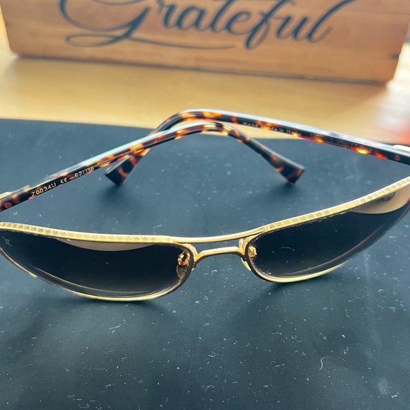 Louis Vuitton (LV) Gold Sunglasses - Picture 5 of 12